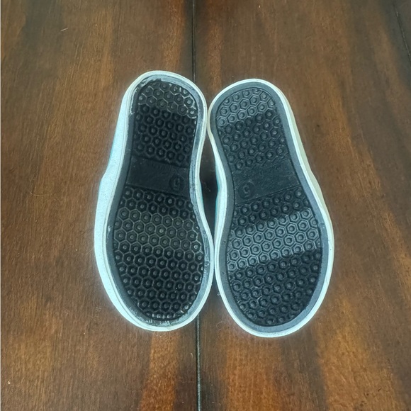 Cat & Jack Black & Blue Whale Toddler Shoes Size 5 - Picture 6 of 8